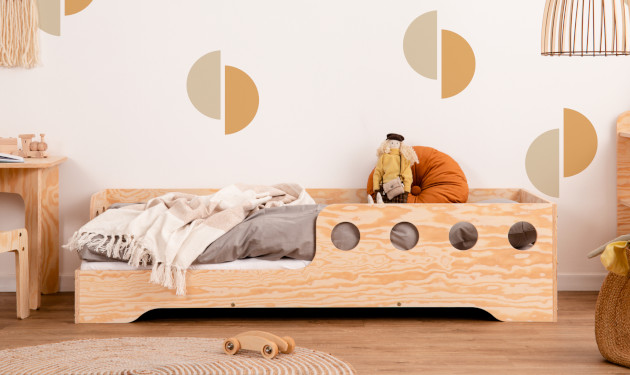 Drewniane łóżko z barierkami TILA 5 wykonane ze sklejki sosnowej w kolorze naturalnego drewna z wejściem po lewej stronie